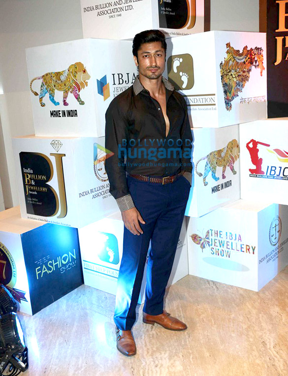 anil kapoor raveena tandon vidyut jamwal sunny leone grace 3rd india bullion jewellers awards 2015 4
