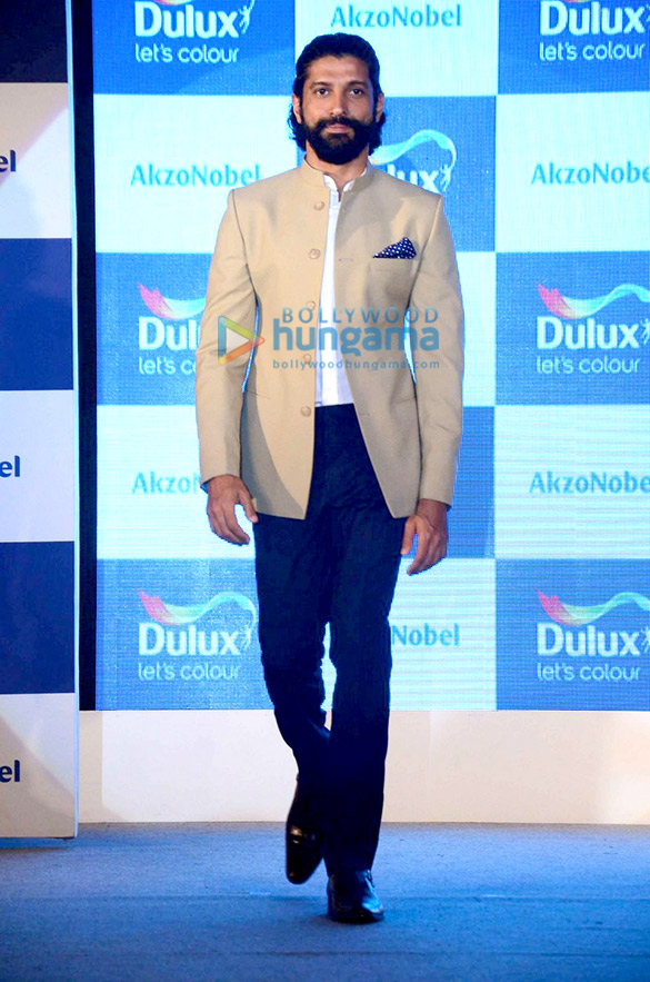 farhan akhtar shraddha kapoor unveil monarch gold as colour of the year 2016 9