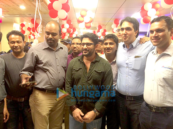 arshad warsi snapped at the opening of a popular eatery in mumbai 4