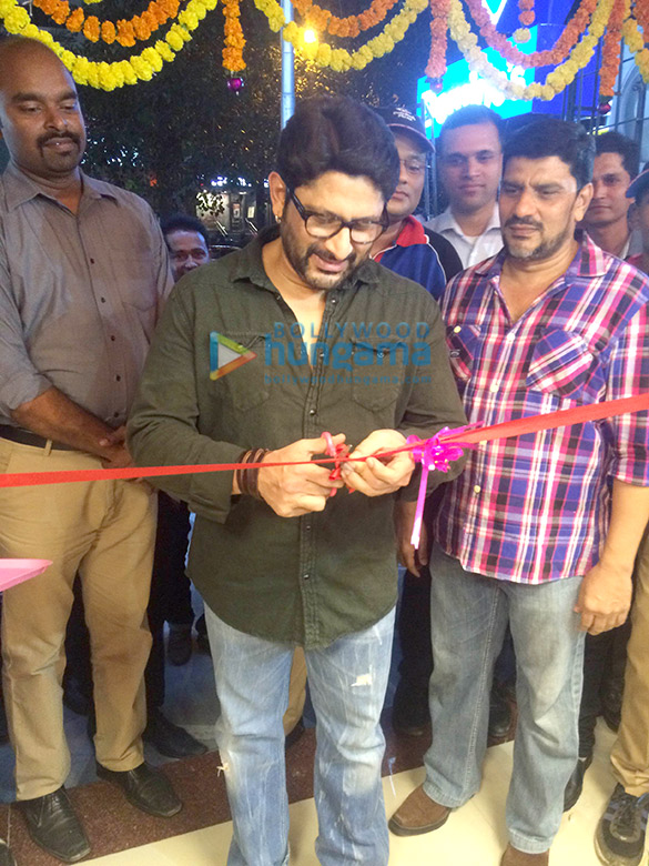 arshad warsi snapped at the opening of a popular eatery in mumbai 7