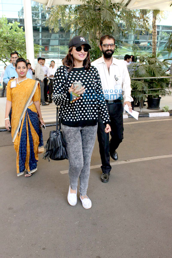 sonakshi sinha mallika sherawat snapped at the domestic airport 6