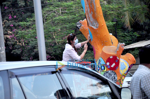 twinkle khanna snapped painting a tree in juhu 7