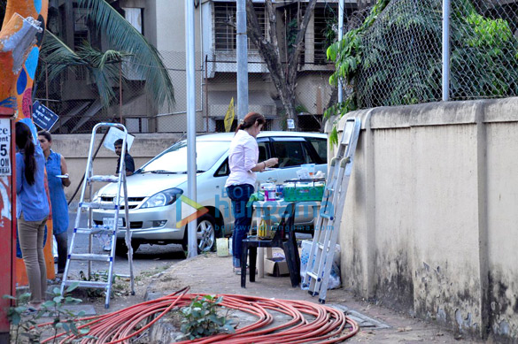 twinkle khanna snapped painting a tree in juhu 6