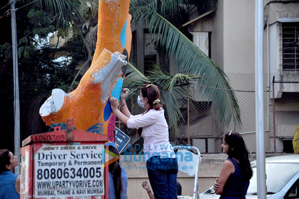 twinkle khanna snapped painting a tree in juhu 4