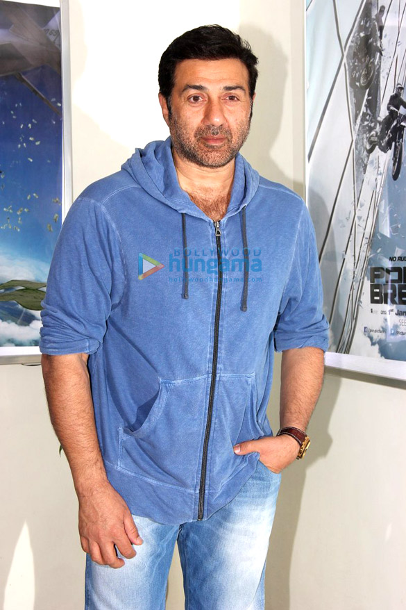 sunny deol hosts a special screening of the hollywood movie point break 4