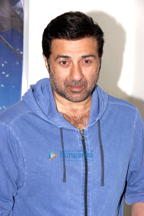 sunny deol hosts a special screening of the hollywood movie point break 5