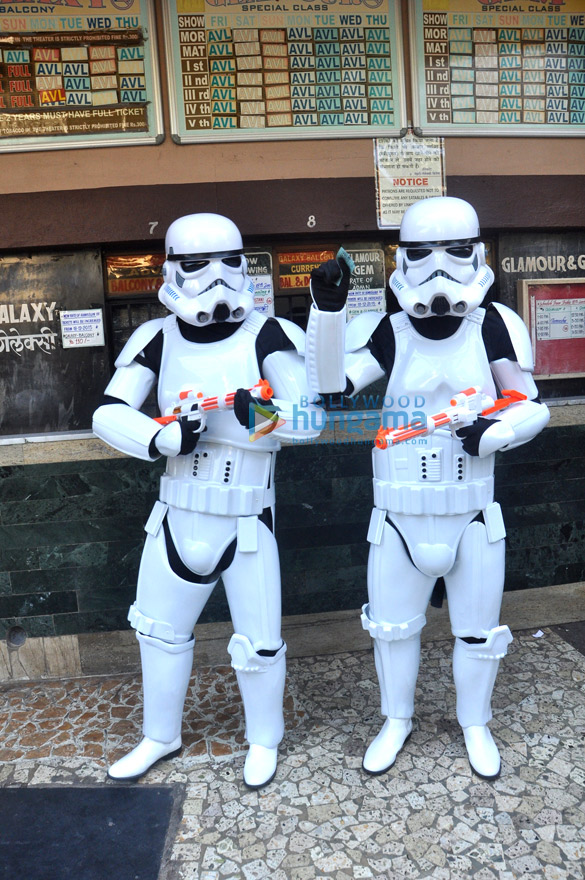 storm troopers visit gaiety galaxy theatre in mumbai to promote star wars the force awakens 3