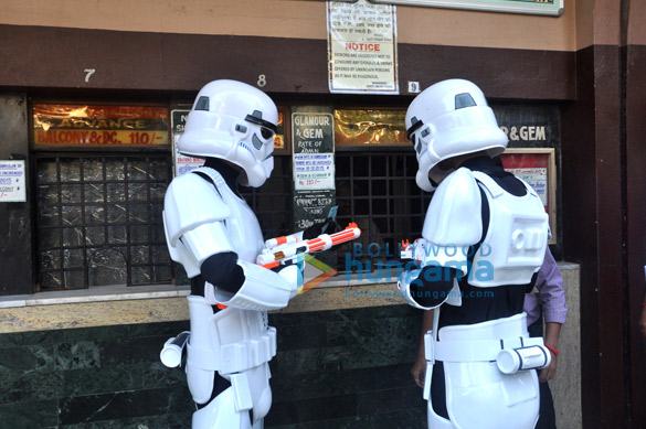 storm troopers visit gaiety galaxy theatre in mumbai to promote star wars the force awakens 7