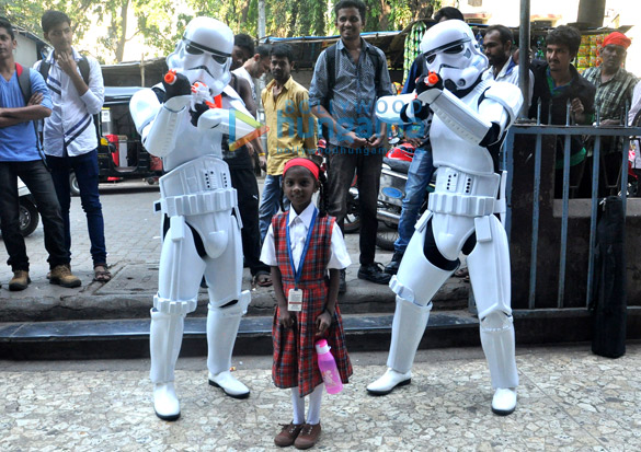 storm troopers visit gaiety galaxy theatre in mumbai to promote star wars the force awakens 6