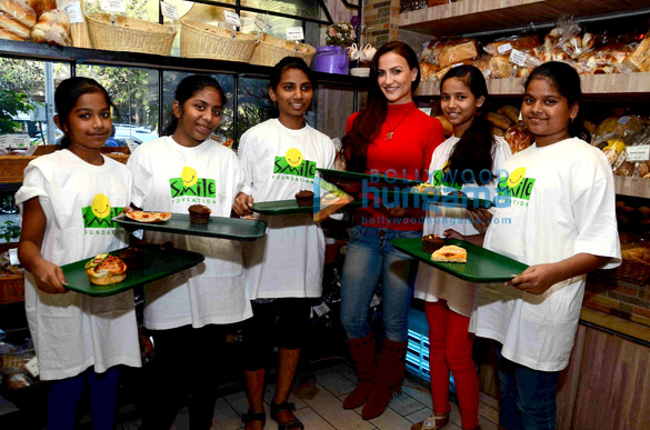 elli avram celebrates christmas at gaylords bake shop with the children from smile foundation 4