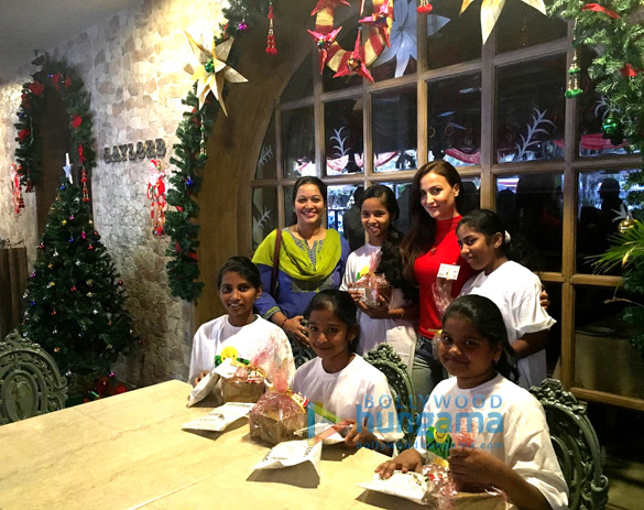 elli avram celebrates christmas at gaylords bake shop with the children from smile foundation 11