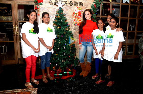 elli avram celebrates christmas at gaylords bake shop with the children from smile foundation 2