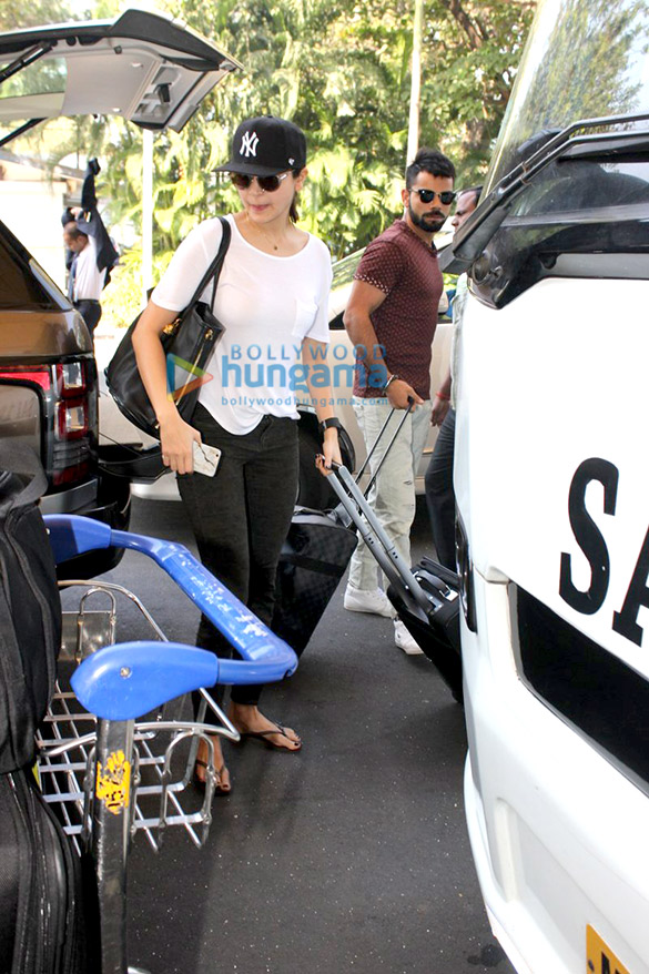 farhan akhtar anushka sharma virat kohli snapped at the airport 3