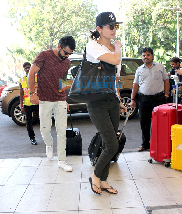 Anushka Sharma snapped at Mumbai airport on 3rd Aug 2015 / Anushka