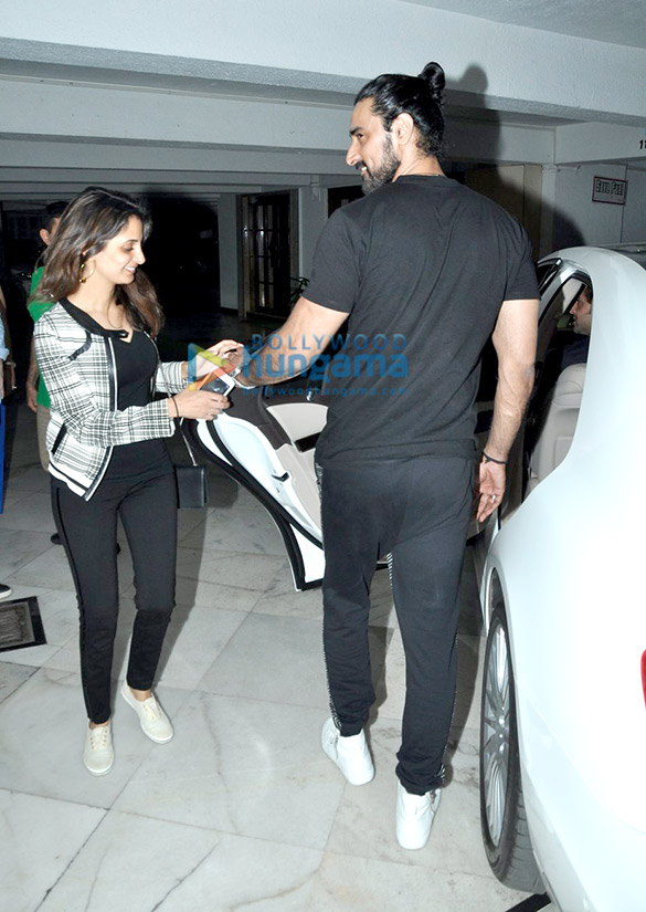 hrithik roshan kunal kapoor and sonali bendre snapped post a friends dinner in bandra 6