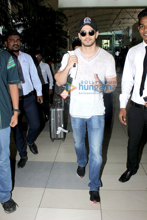 sooraj pancholi snapped at the domestic airport 5