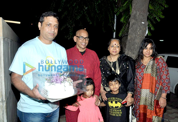 vidya balans parents snapped with her birthday cake 2