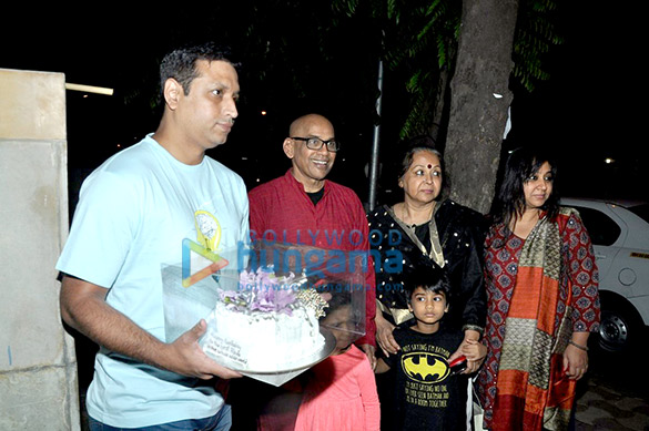 vidya balans parents snapped with her birthday cake 3