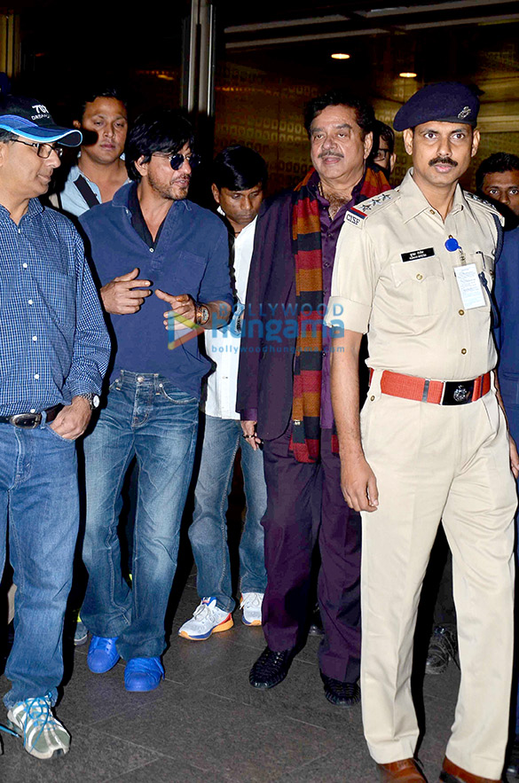 shah rukh khan gauri khan abram khan sonam kapoor rhea kapoor arrive after new year celebrations 6