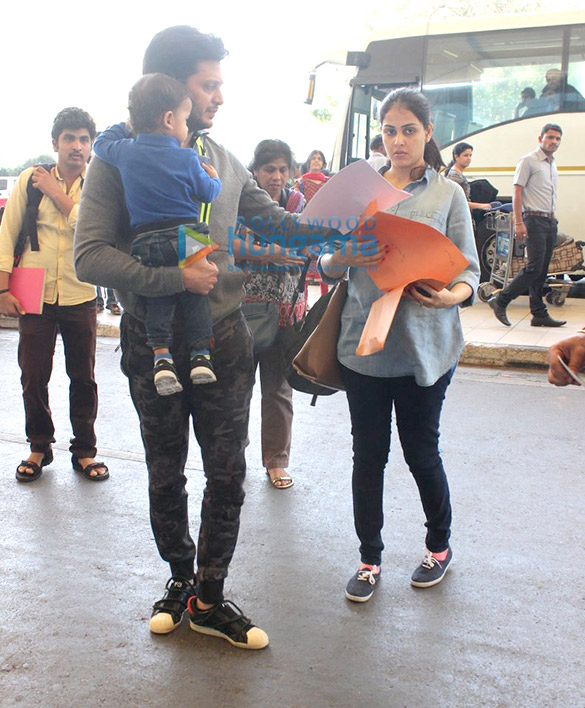 riteish deshmukh genelia dsouza snapped with riaan at the airport 3