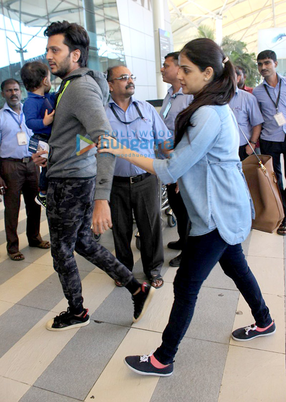 riteish deshmukh genelia dsouza snapped with riaan at the airport 5