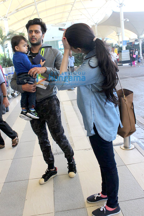 riteish deshmukh genelia dsouza snapped with riaan at the airport 4