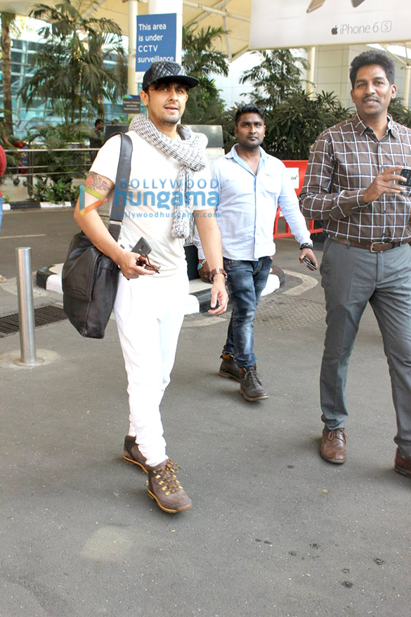 sachin tendulkar virat kohli harbhajan singh and neil nitin mukesh snapped at the airport 7