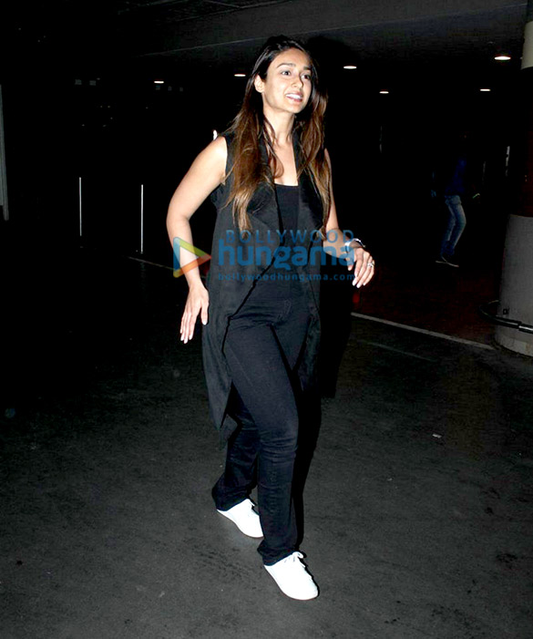 ileana dcruz tulsi kumar snapped at the international airport 6