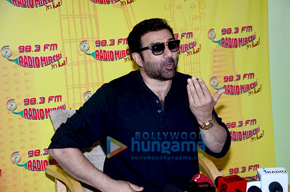 sunny deol promotes his film ghayal once again at 98 3 fm radio mirchi 6