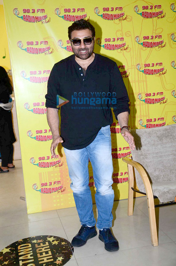 sunny deol promotes his film ghayal once again at 98 3 fm radio mirchi 2