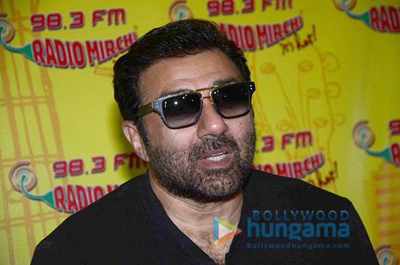 sunny deol promotes his film ghayal once again at 98 3 fm radio mirchi 4