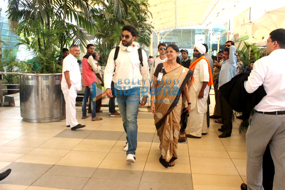 abhishek bachchan kajol and others snapped at the airport 5