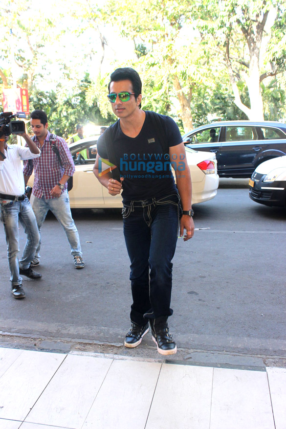 mumbai heroes depart for ccl launch in bangalore 3