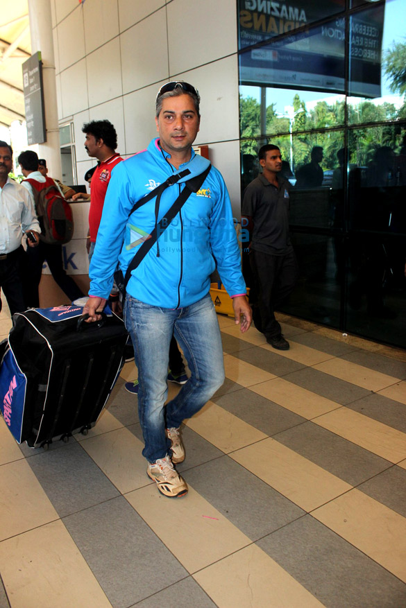 mumbai heroes depart for ccl launch in bangalore 12