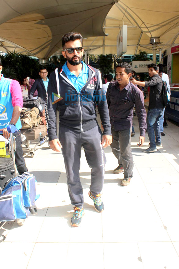 sohail khan suniel shetty and others snapped at the airport 9