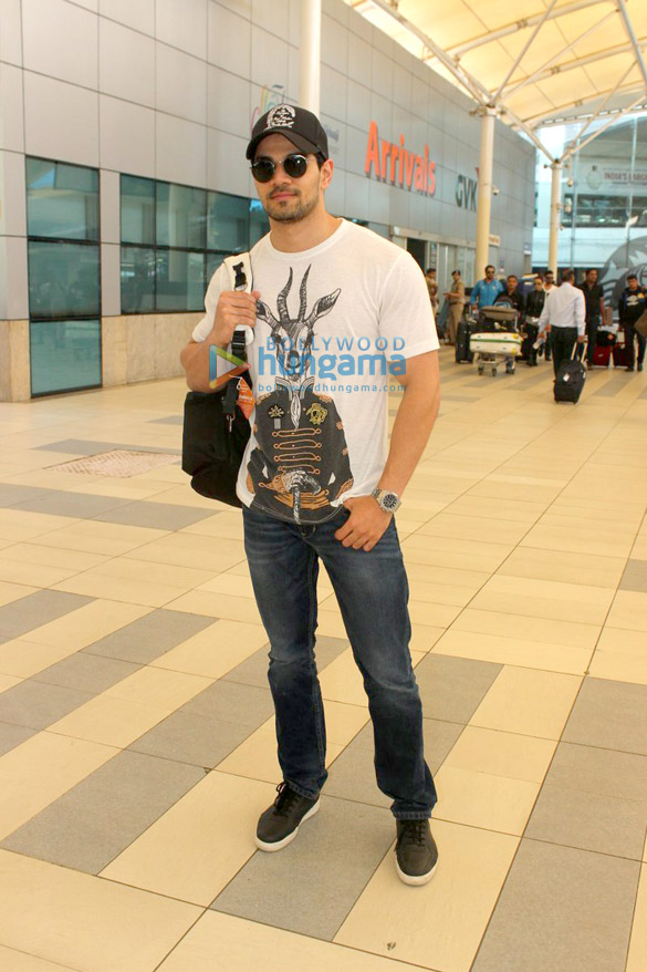 sohail khan suniel shetty and others snapped at the airport 13