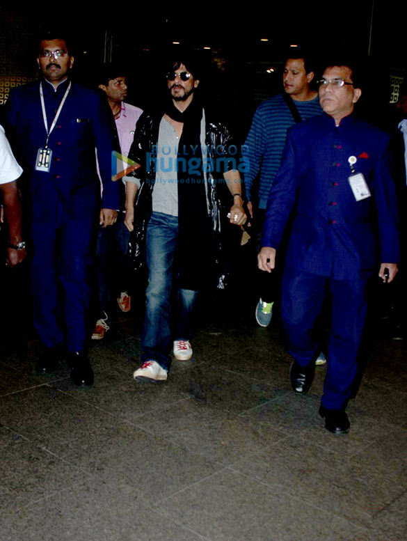 shah rukh khan snapped at the mumbai international airport 3