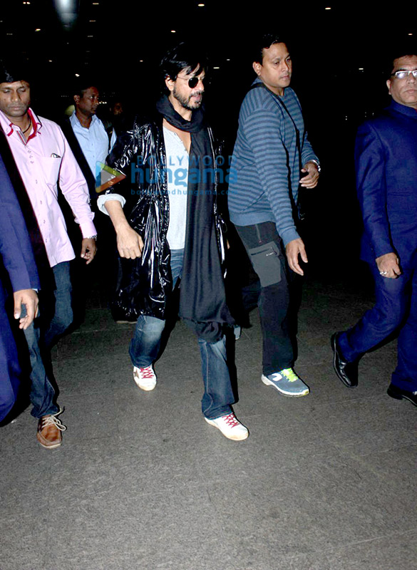 shah rukh khan snapped at the mumbai international airport 11