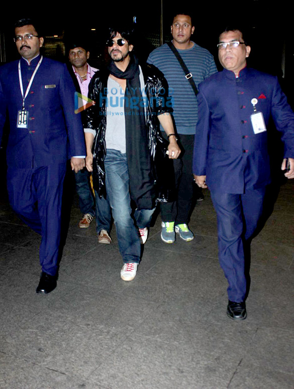 shah rukh khan snapped at the mumbai international airport 5
