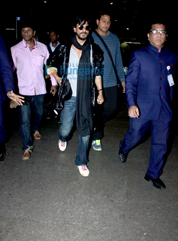 shah rukh khan snapped at the mumbai international airport 9