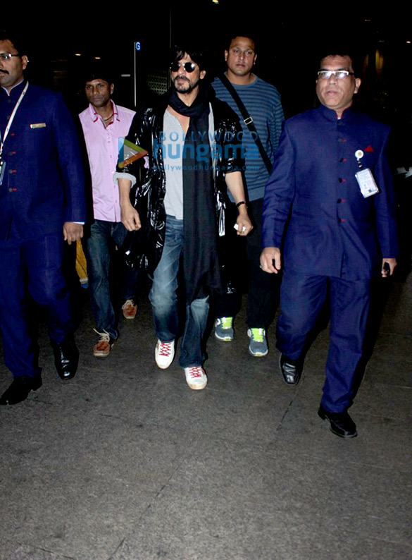 shah rukh khan snapped at the mumbai international airport 7