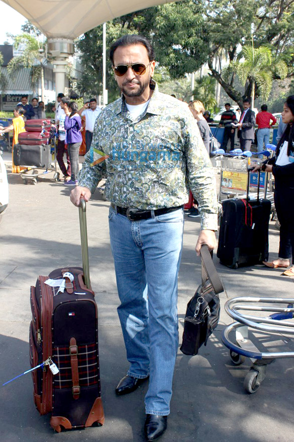 arjun kapoor esha deol chiranjeevi and jaya bachchan snapped at domestic airport 9