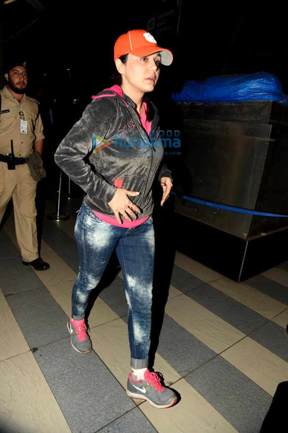 salman khan riteish deshmukh preity zinta sangeeta bijlani daisy shah leave for mumbai heroes match in ahmedabad 4