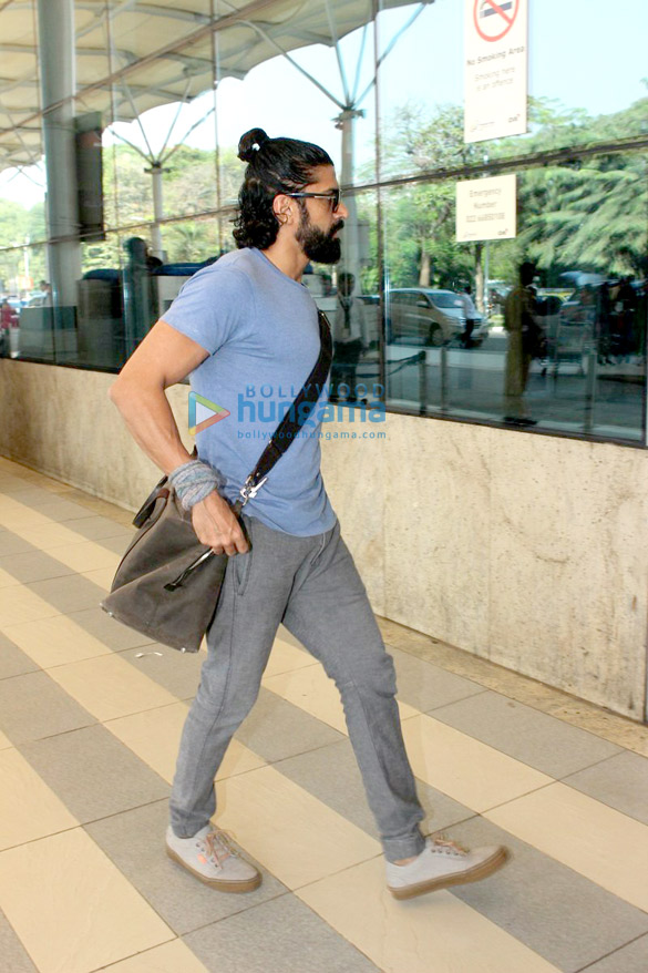amitabh bachchan farhan akhtar others snapped at the airport 8