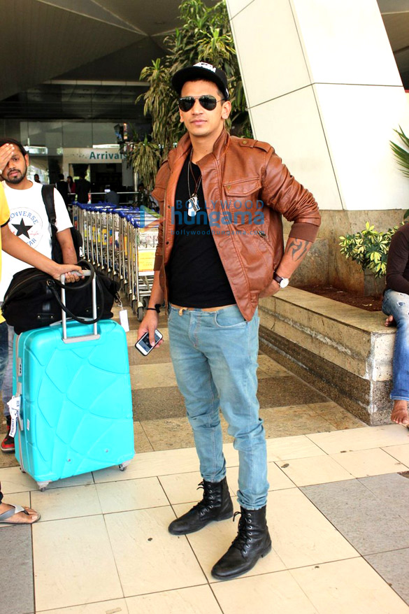 amitabh bachchan farhan akhtar others snapped at the airport 6
