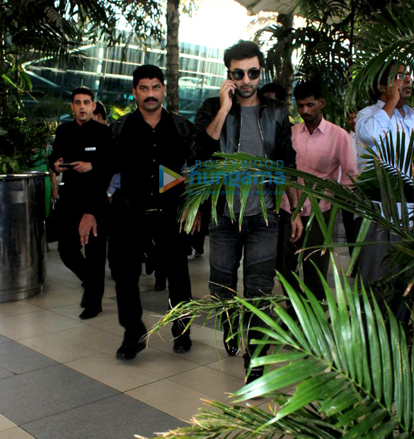 ranbir kapoor snapped at the domestic airport 5
