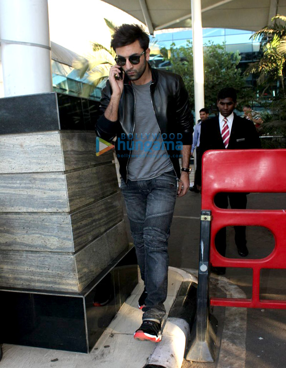ranbir kapoor snapped at the domestic airport 11