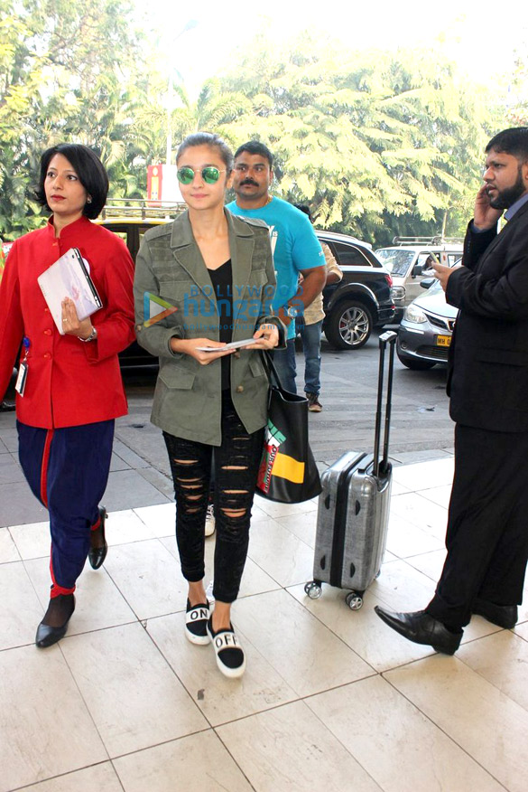 alia bhatt leaves to shoot for gauri shindes movie in goa 5