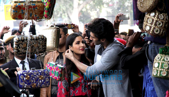 aditya roy kapur katrina kaif shop on delhi streets for fitoor promotion 8