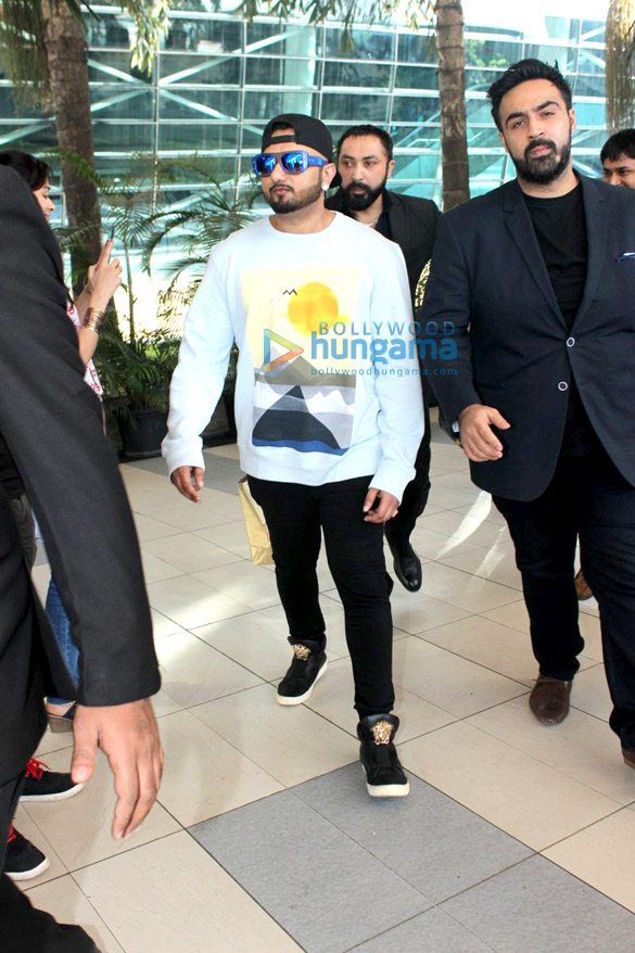 saif ali khan yo yo honey singh r madhavan snapped at the domestic airport 6